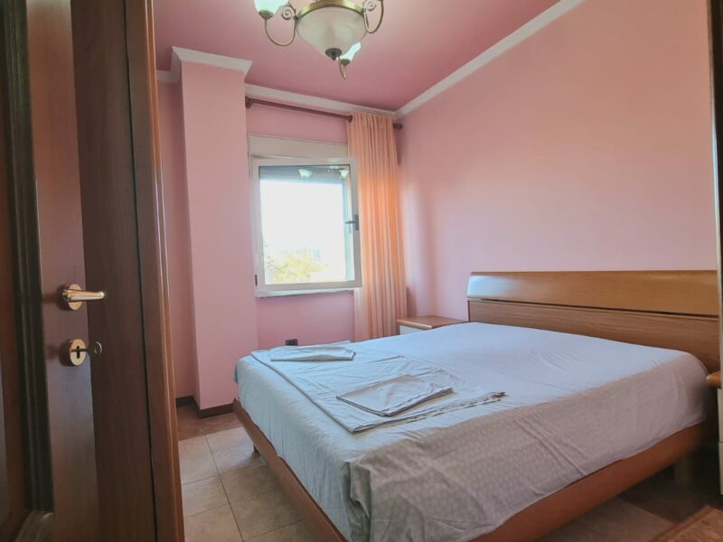 Jepet me Qira apartament 3+2 blk+2 WC+ 1 Lavanteri (📍Bulevardi Zogu i Parë, pranë Intesa San Paolo)