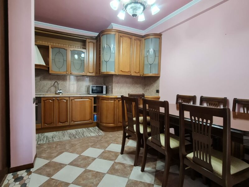 Jepet me Qira apartament 3+2 blk+2 WC+ 1 Lavanteri (📍Bulevardi Zogu i Parë, pranë Intesa San Paolo)