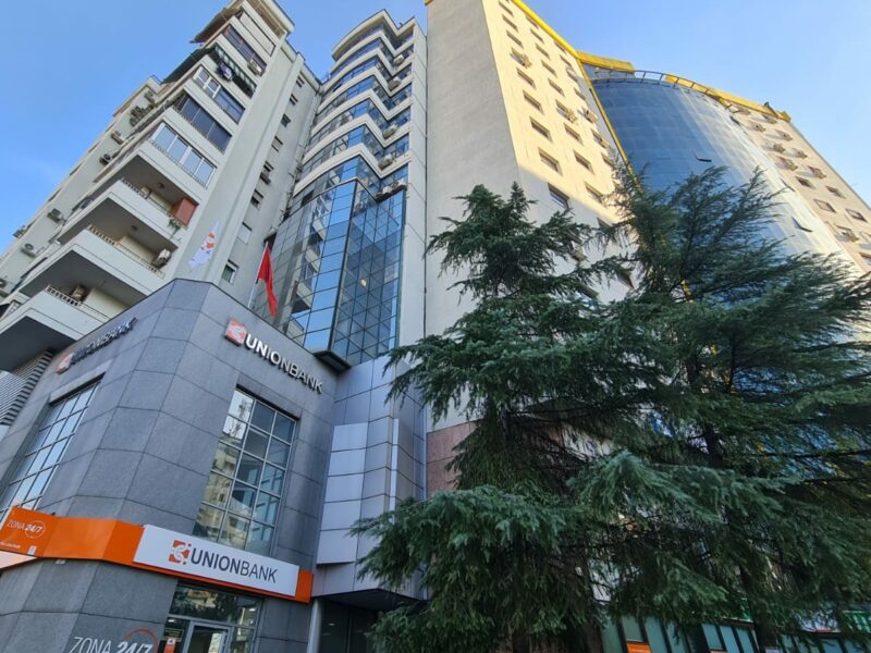 Jepet me Qira apartament 3+2 blk+2 WC+ 1 Lavanteri (📍Bulevardi Zogu i Parë, pranë Intesa San Paolo)