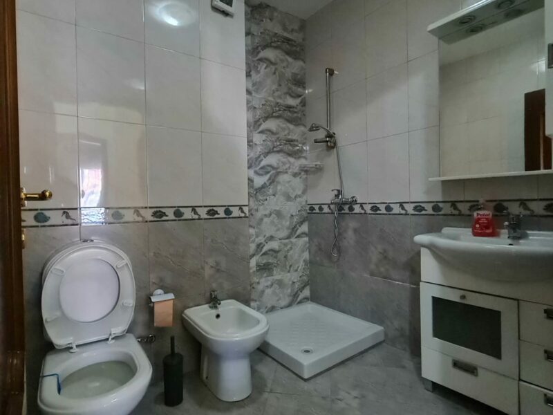 Jepet me Qira apartament 3+2 blk+2 WC+ 1 Lavanteri (📍Bulevardi Zogu i Parë, pranë Intesa San Paolo)