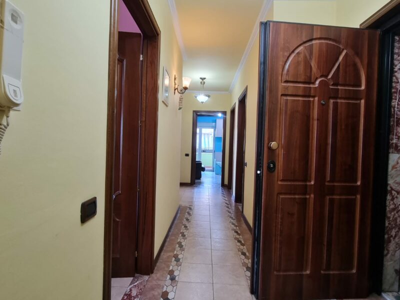 Jepet me Qira apartament 3+2 blk+2 WC+ 1 Lavanteri (📍Bulevardi Zogu i Parë, pranë Intesa San Paolo)