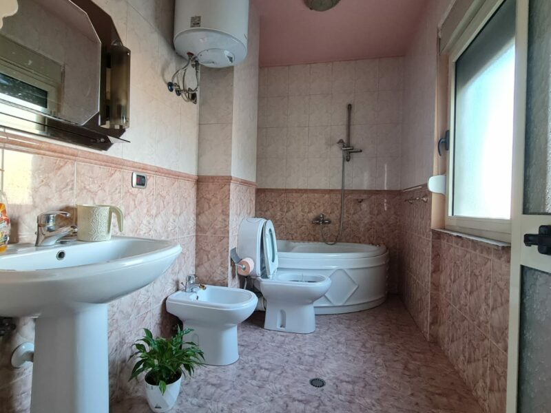 Jepet me Qira apartament 3+2 blk+2 WC+ 1 Lavanteri (📍Bulevardi Zogu i Parë, pranë Intesa San Paolo)